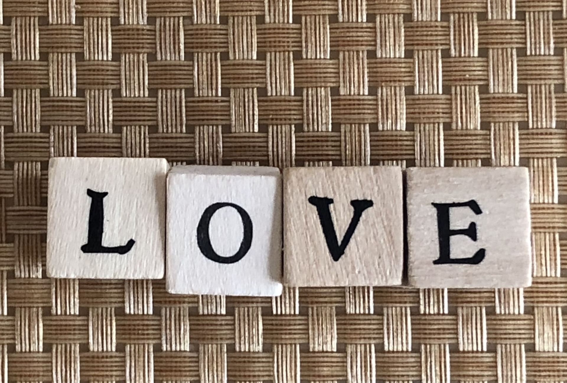 LOVEの文字が並ぶ木製ブロック。French kissという英語表現を考えるイメージ